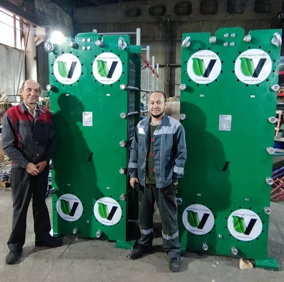 Сотрудники рядом с готовыми теплообменниками VP